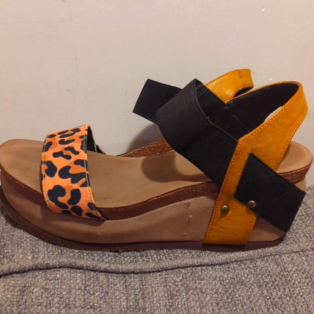 Pierre Dumas cheetah print wedges 8.5 EUC